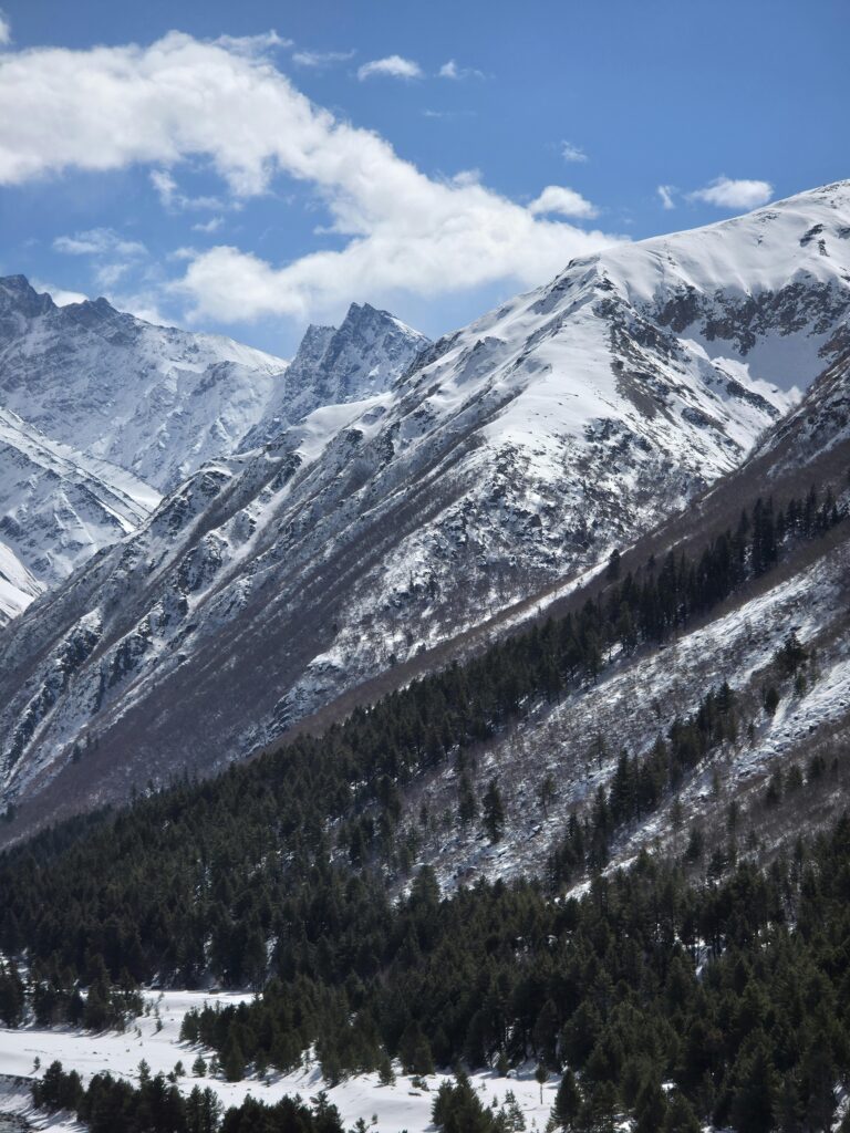 Kullu, Manali aur Shimla ke snow-covered mountains aur greenery ka khubsurat nazara — 2025 Indore se tour packages ke liye.